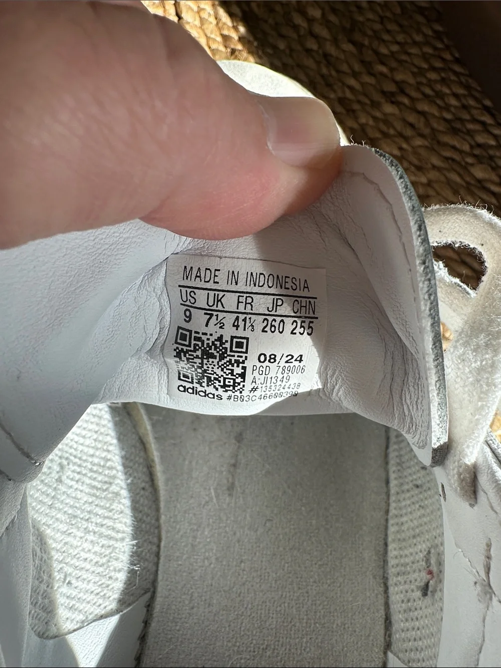 adidas White Samba men’s size 9 Sneakers with Black Stripes and Gum Sole